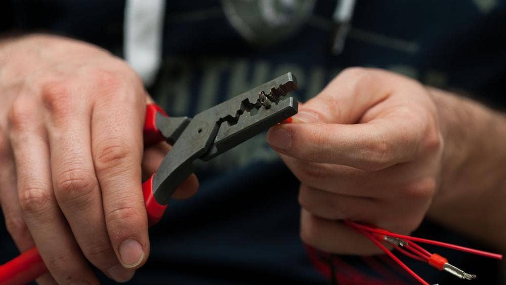 Hand held crimping tool crimping connector